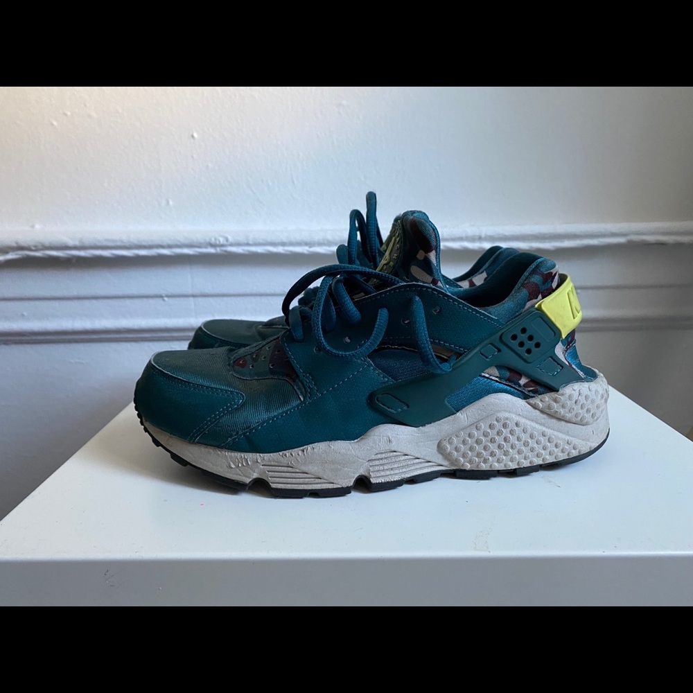 NIKE HURACHES